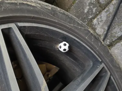 Image 3 : Bouchons de valve en forme de ballon de foot sur une roue (photo 3)