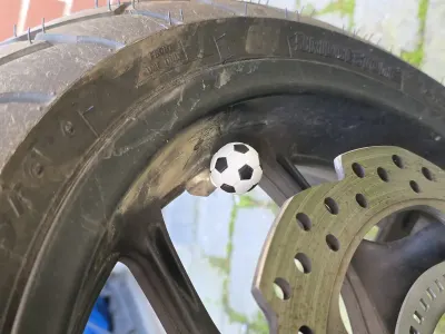 Image 2 : Bouchons de valve en forme de ballon de foot sur une roue (photo 2)