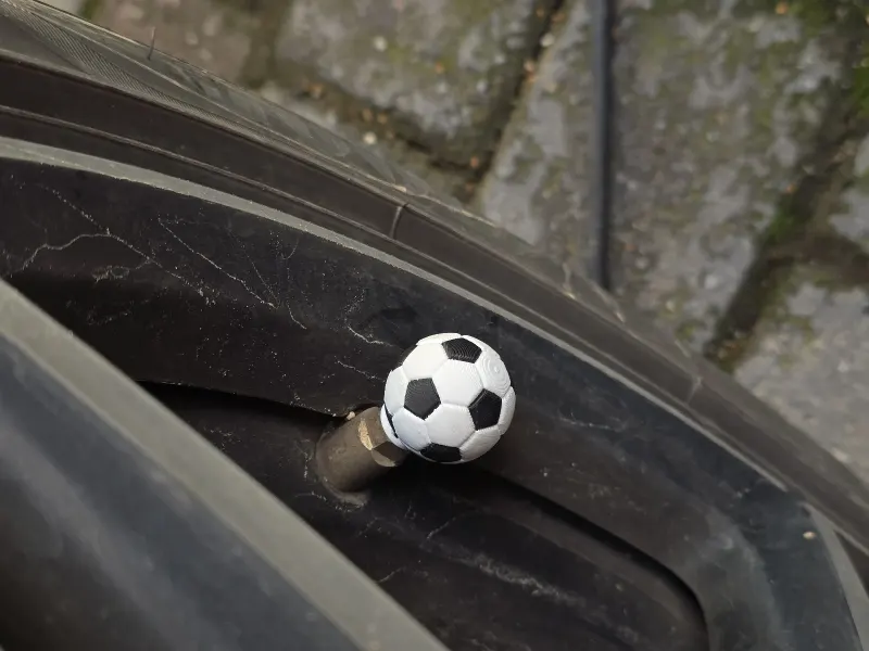 Bouchons de valve en forme de ballon de foot sur une roue (photo 1)