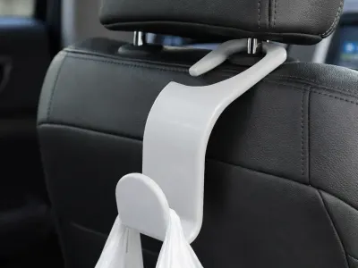 Crochet de sac sur un appuie-tête de voiture (photo 1)
