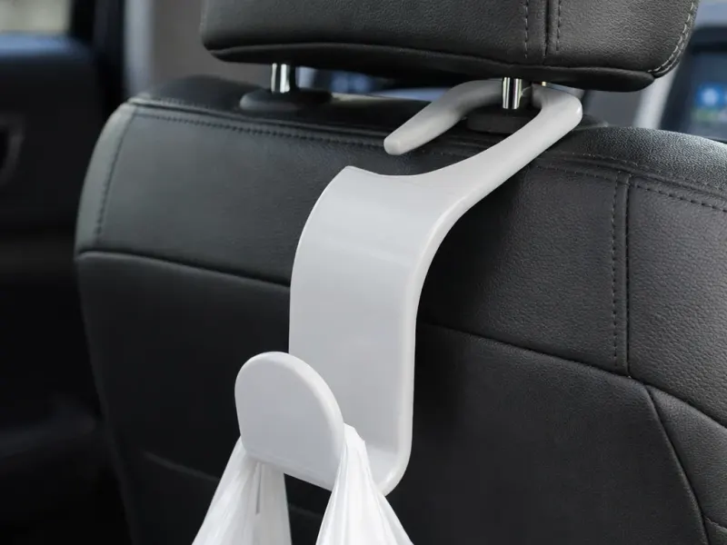 Crochet de sac sur un appuie-tête de voiture (photo 1)