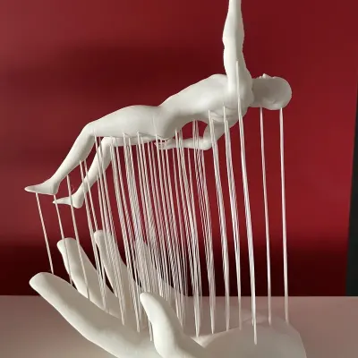 Image 4 : statu homme flottant